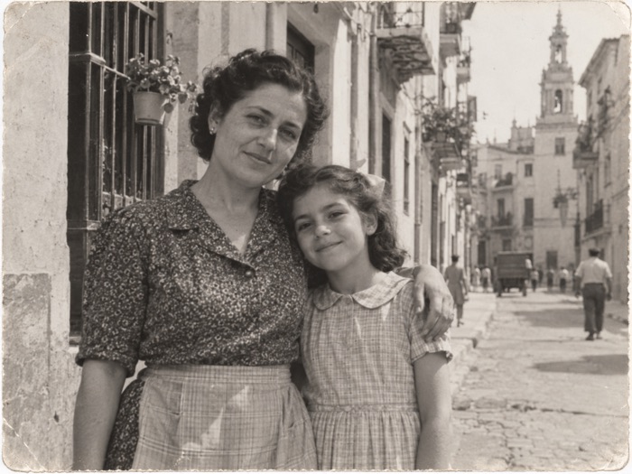 Illustrative old family photograph of Isabel and her daughter in Valencia